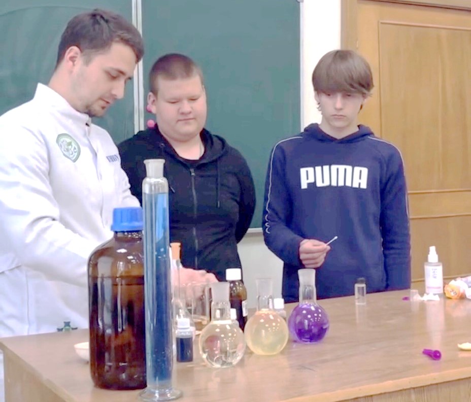 Демонстрація хімічних дослідів.jpg